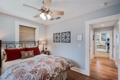 Charming Bungalow With Spa! Close To Main St!