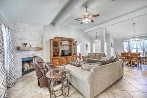 Beautiful And Well Appointed Home With Fireplace!!