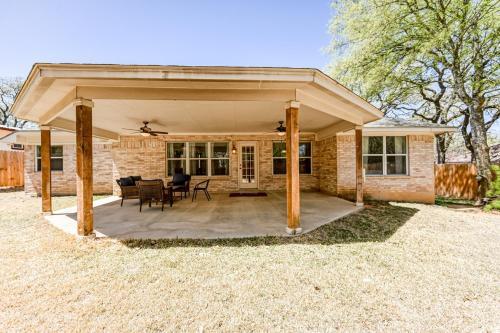 Beautiful And Well Appointed Home With Fireplace!!