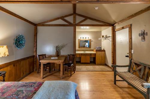 Hotel The Historic Leakey Inn