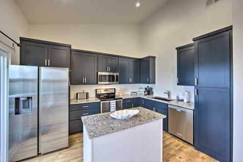 Modern Malakoff Escape With Panoramic Lake View