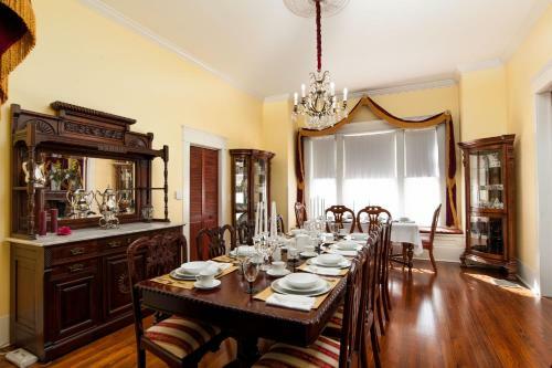 Oaklea Mansion Bed And Breakfast
