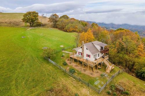 Apartamento Scenic, Authentic Cabin With Sweeping Mtn Views