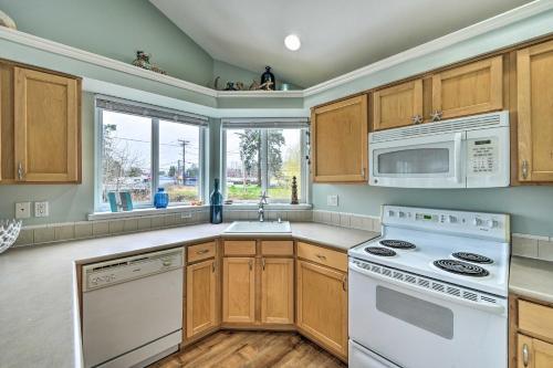 Charming Cottage With Deck Steps To Birch Bay!