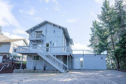 Oceanfront Retreat Mount Rainierking Bedgames