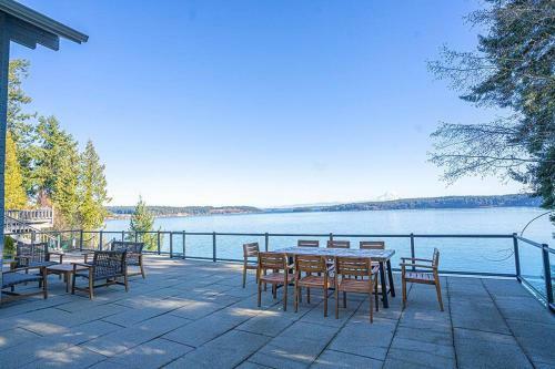Oceanfront Retreat Mount Rainierking Bedgames