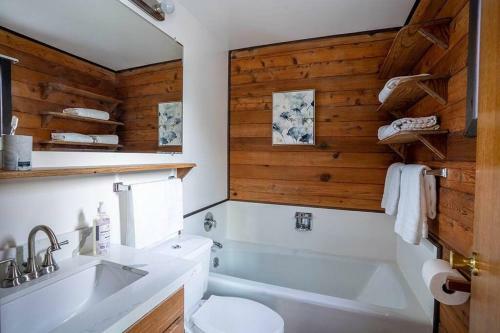 Oceanfront Retreat Mount Rainierking Bedgames