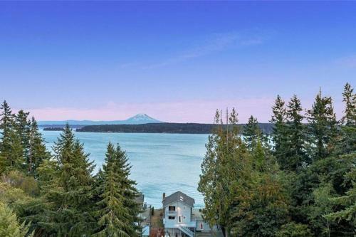 Oceanfront Retreat Mount Rainierking Bedgames
