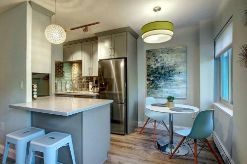 Apartamento Modern Coastal Downtownking Bedwork Deskkitchen