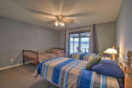 Inviting Home With Hot Tub On Table Rock Lake!