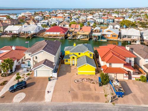 Prismatic Padre Island Escape On Canal Front!