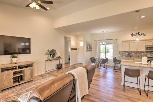 Bright Home With Yard, 4 Mi To Colorado River!