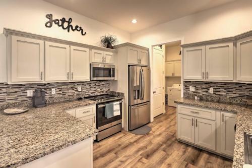 Bright Home With Yard, 4 Mi To Colorado River!