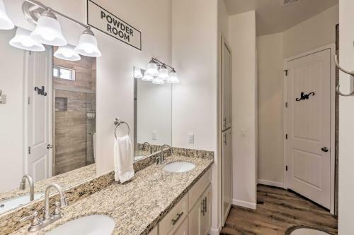 Bright Home With Yard, 4 Mi To Colorado River!