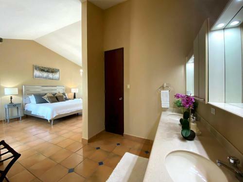 Villa Coral Reef- 4br With Community Pool Overlooking Ocean