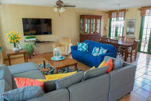 Villa Coral Reef- 4br With Community Pool Overlooking Ocean