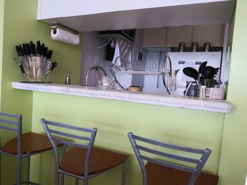 Apartamento Breezy Beachfront Property With View Of Paradise