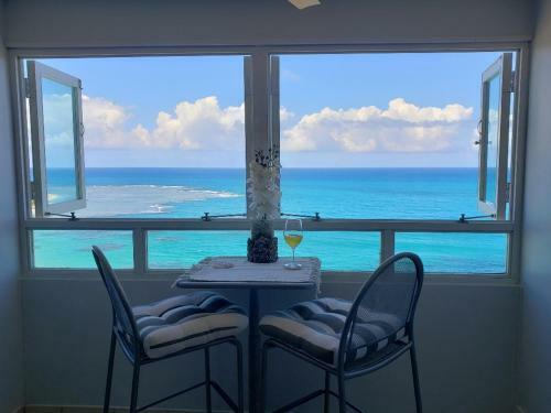Apartamento Breezy Beachfront Property With View Of Paradise