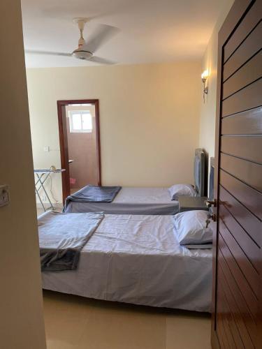 Savoy Apartments F11