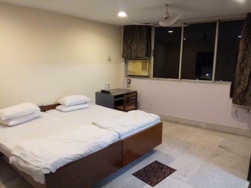 Service Apartment, Park Street, Calcutta