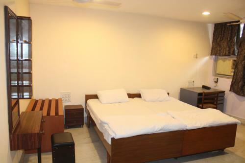 Service Apartment, Park Street, Calcutta