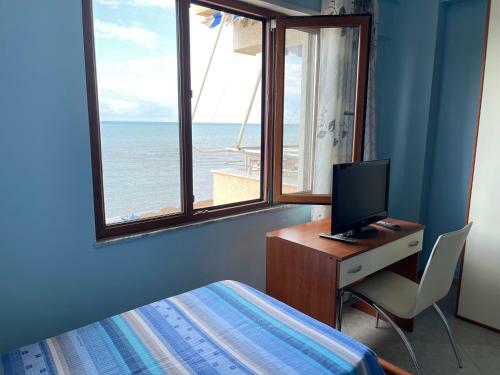 Sea View Apartment/beach/city Center/wifi