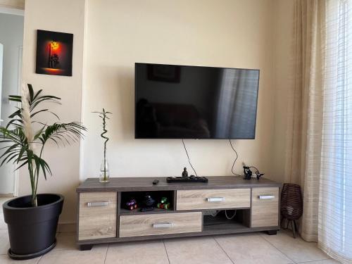 Spacious Beautiful 1 Bedroom Apartment With Pool !