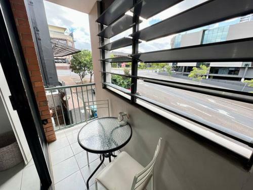 Luxurious Central Apartment W/ Free Park And Pool