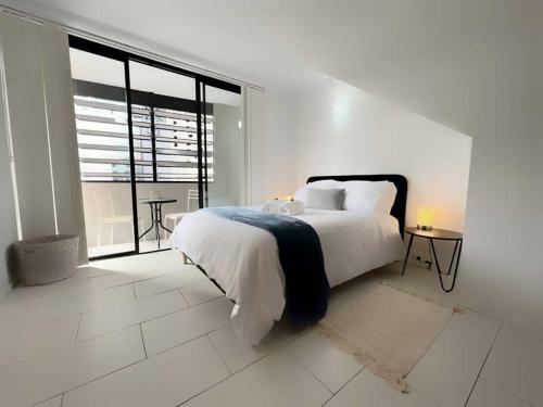 Luxurious Central Apartment W/ Free Park And Pool