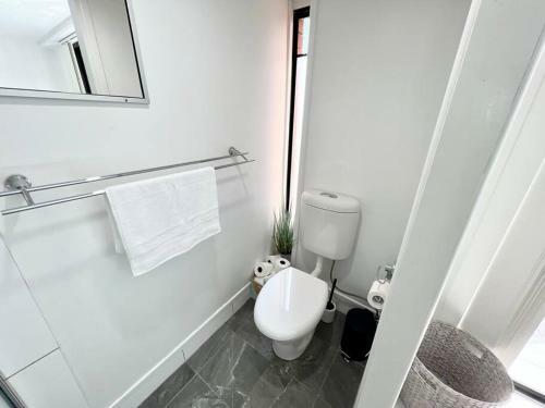 Luxurious Central Apartment W/ Free Park And Pool