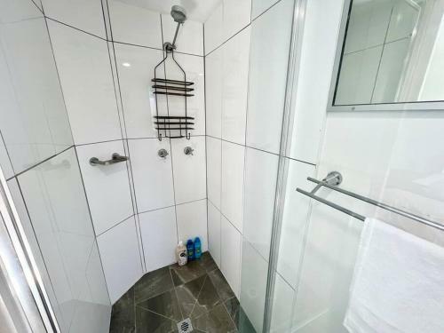 Luxurious Central Apartment W/ Free Park And Pool