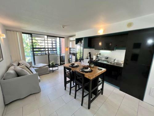 Luxurious Central Apartment W/ Free Park And Pool