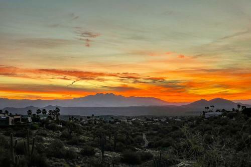 Luxury Home With Putting Green And Sunset Views!