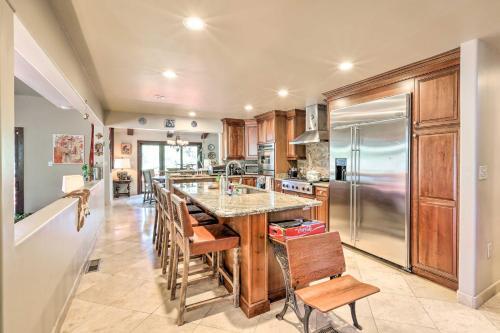 Peaceful Haven With Deck And Golf Course View!