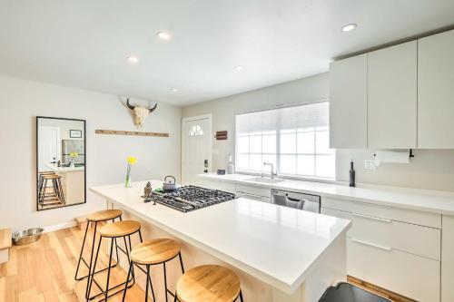 Contemporary Home 3 Mi To Historic Downtown!