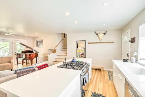 Contemporary Home 3 Mi To Historic Downtown!