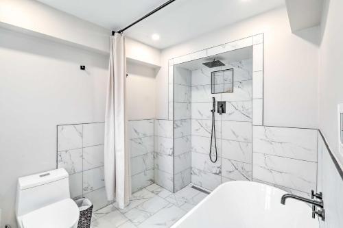Contemporary Home 3 Mi To Historic Downtown!