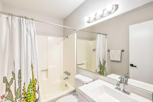 Contemporary Home 3 Mi To Historic Downtown!