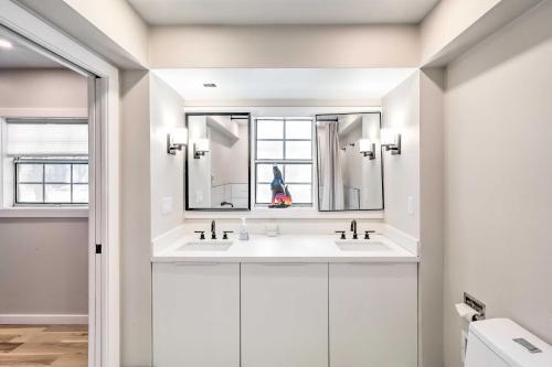Contemporary Home 3 Mi To Historic Downtown!