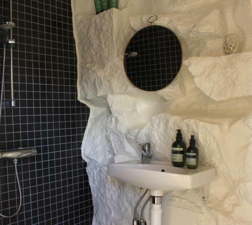 Organic, Rock And Wood Apartment