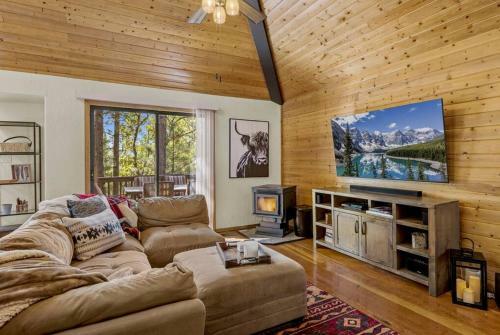 Cozy 3 Story Cabin With Loft, 2 Decks & Fire Pit