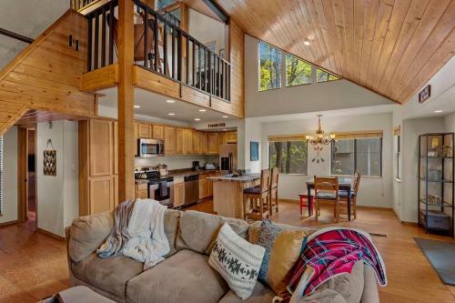 Cozy 3 Story Cabin With Loft, 2 Decks & Fire Pit