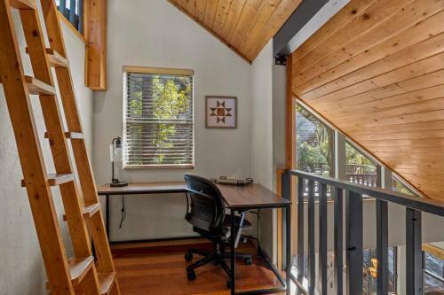 Cozy 3 Story Cabin With Loft, 2 Decks & Fire Pit