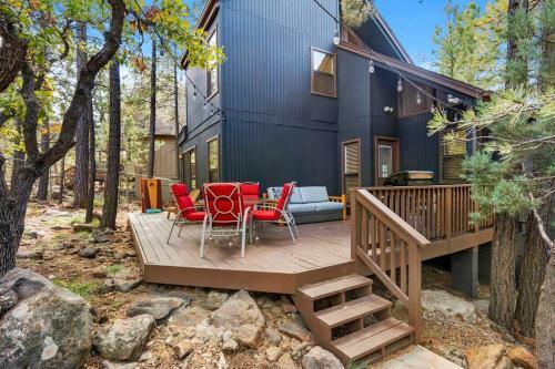 Cozy 3 Story Cabin With Loft, 2 Decks & Fire Pit