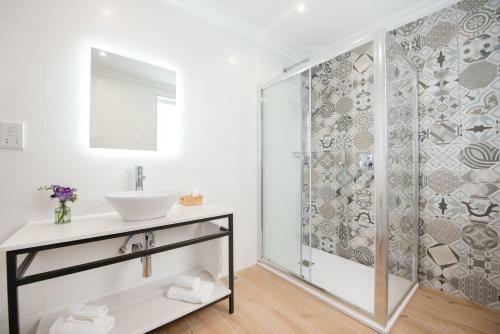 Hostal George's Boutique Living