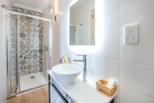 Hostal George's Boutique Living