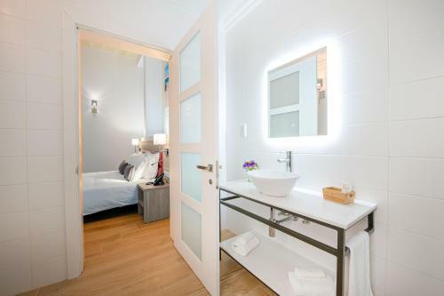 Hostal George's Boutique Living