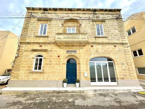 Hostal George's Boutique Living