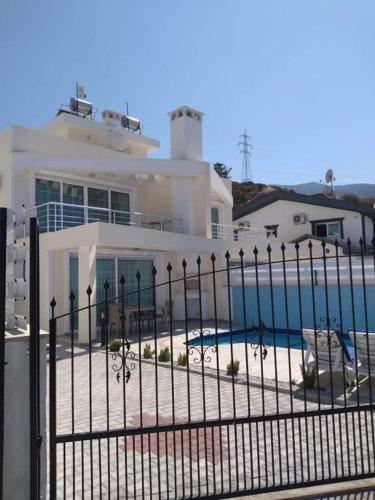 Cheerful And Cozy 3 - Bedroom Villa With Pool