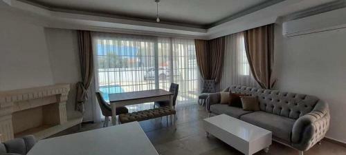 Cheerful And Cozy 3 - Bedroom Villa With Pool